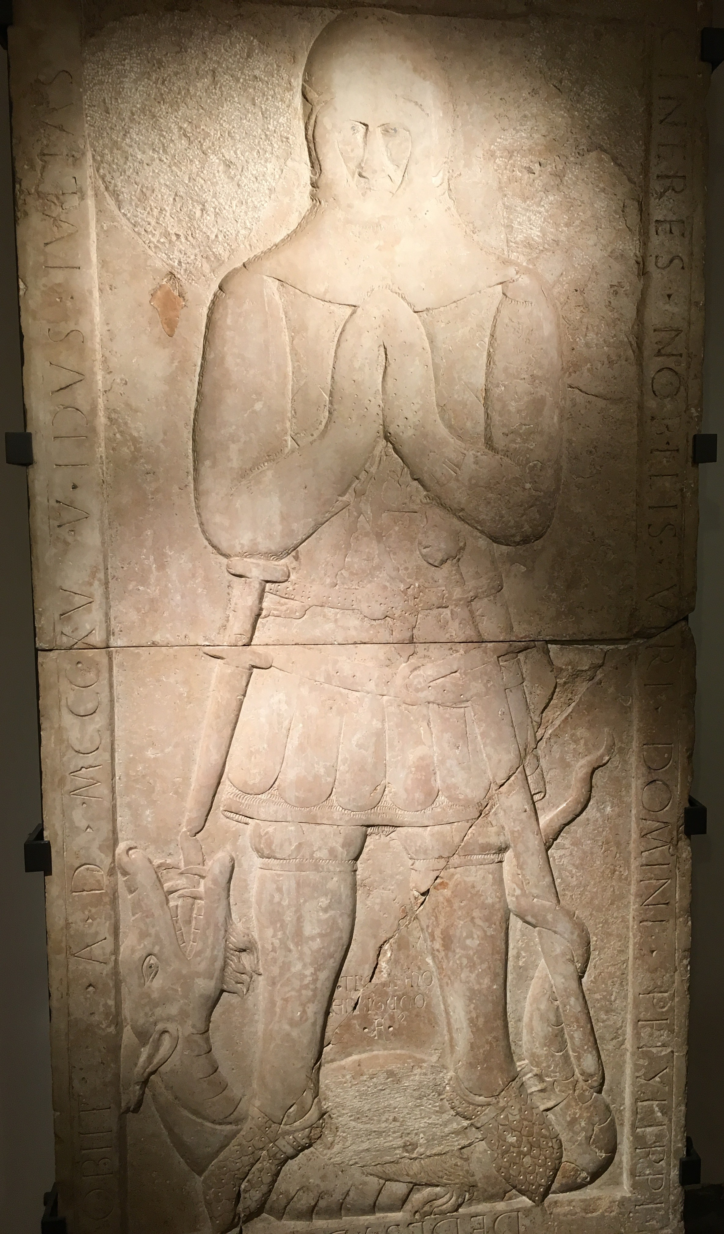 sarcofago cavaliere medievale