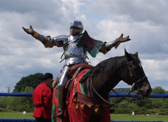 Cavaliere medievale in Armatura su destriero