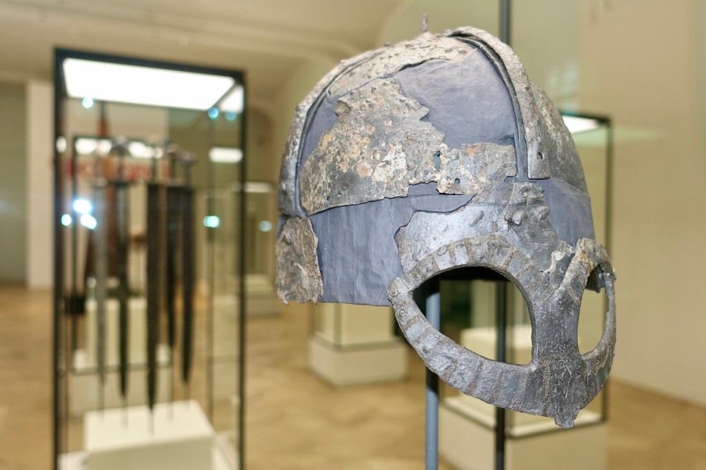 elmo vichingo e spade vichinghe