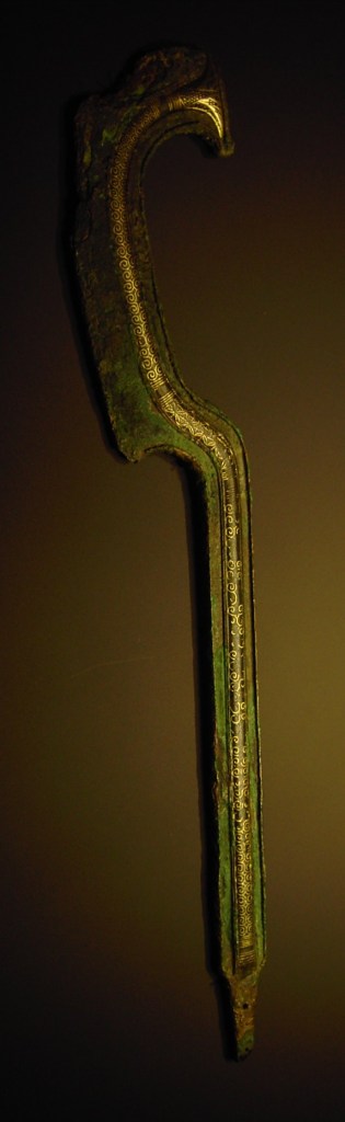 khopesh ornamentale in bronzo e oro